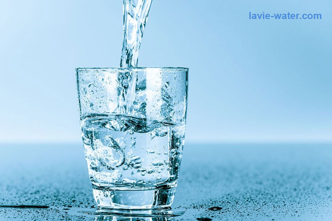 Khác biệt giữa nước khoáng Lavie và nước tinh khiết Aquafina là gì?