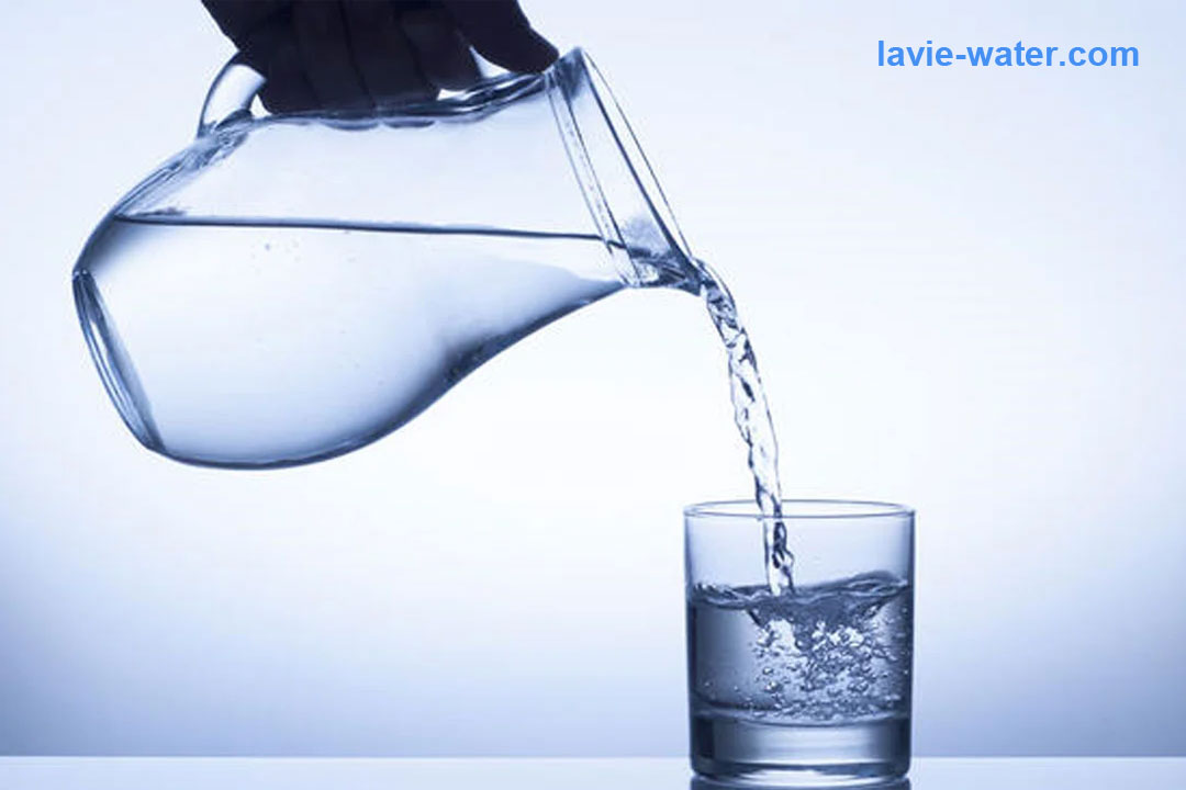 Nên chọn mua nước khoáng Lavie hay nước tinh khiết Top?