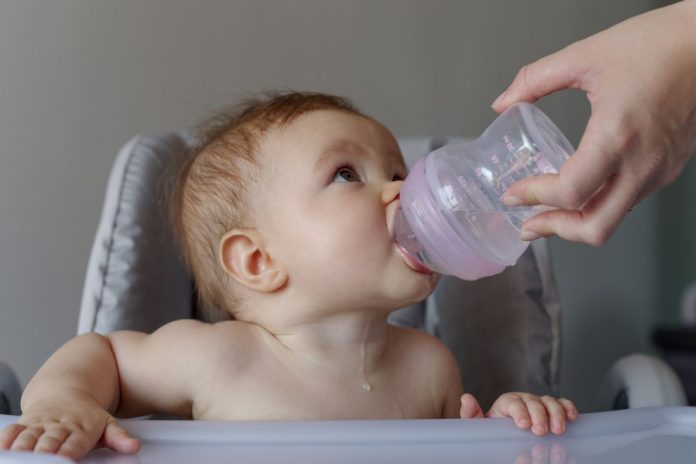Trẻ em uống nước