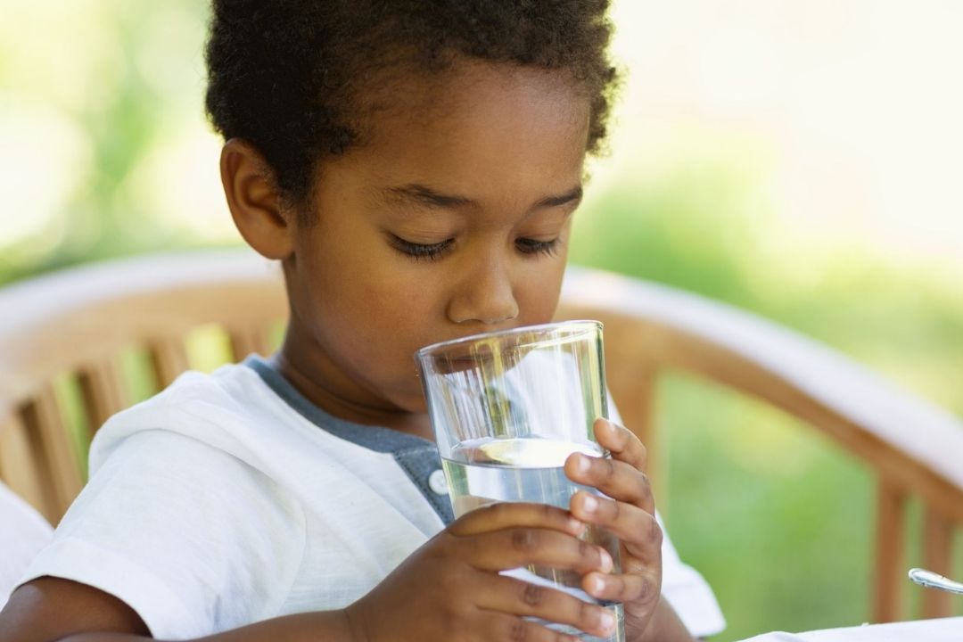 Trẻ em uống nước